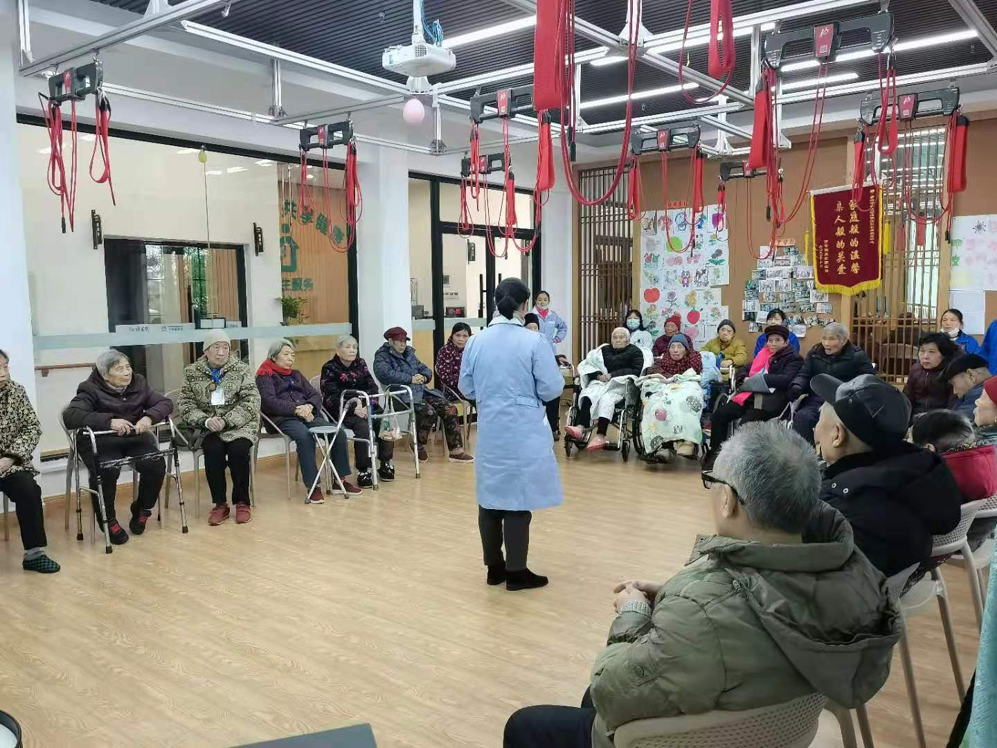 俩宝贝何宗花为老人讲课