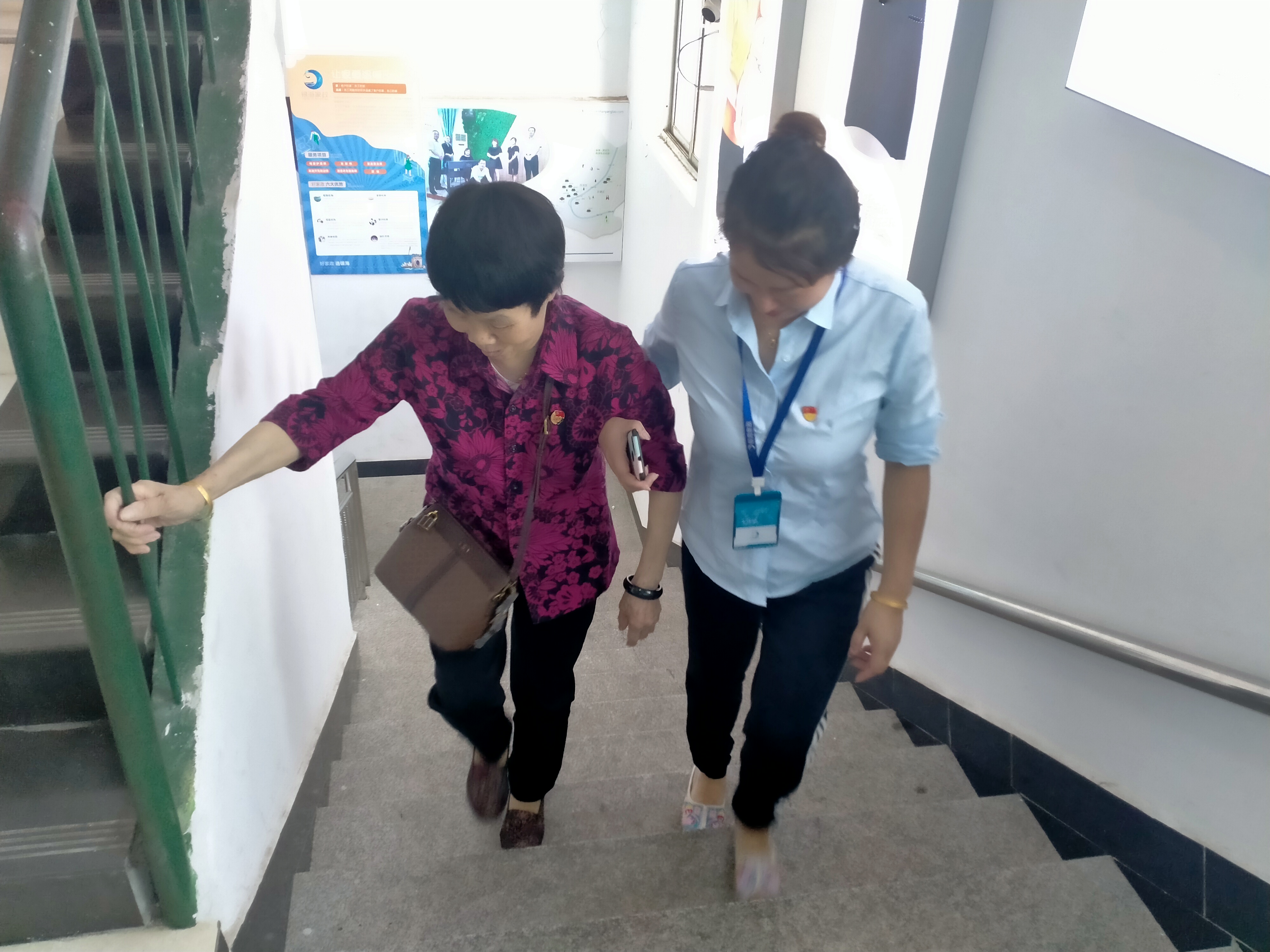 年轻党员接老党员参观银海培训学校