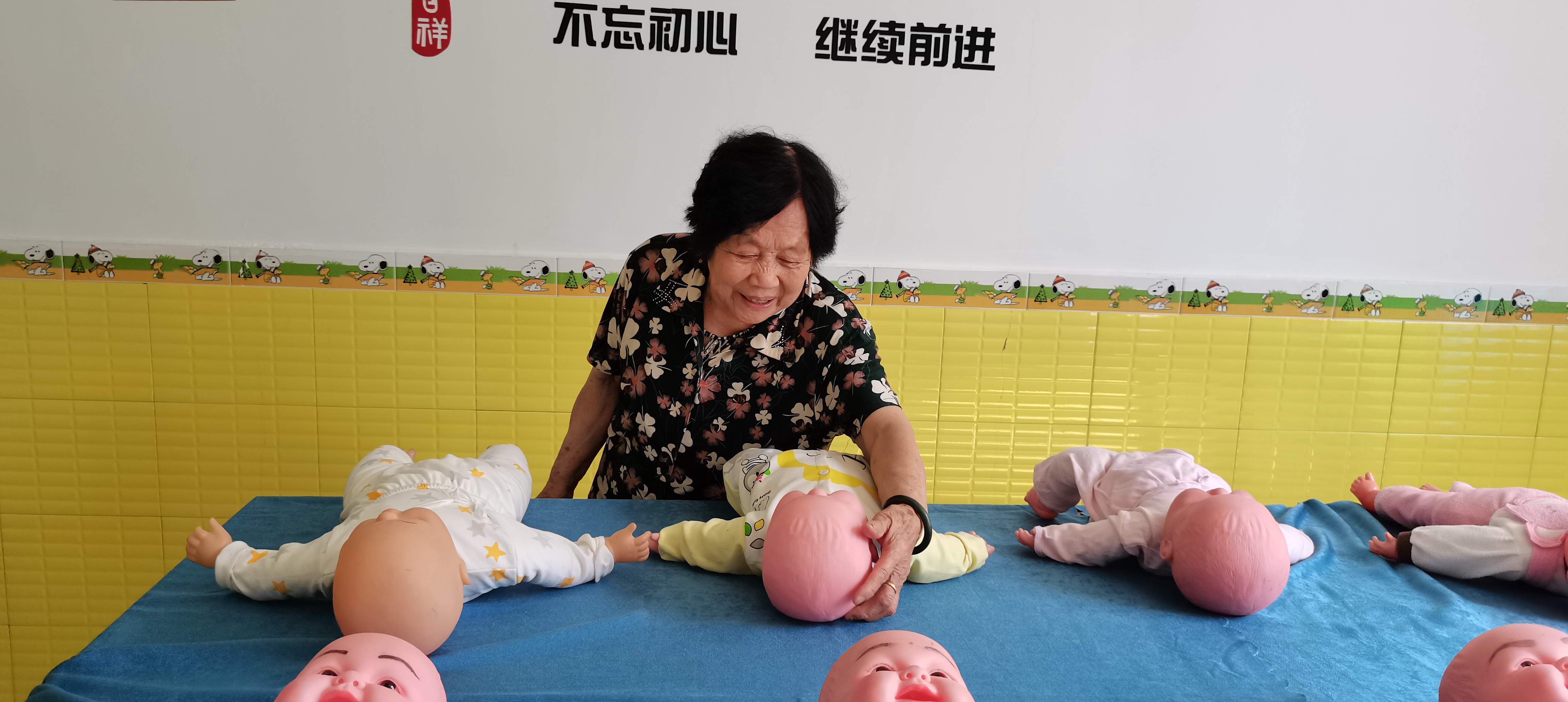 年轻党员接老党员参观银海培训学校