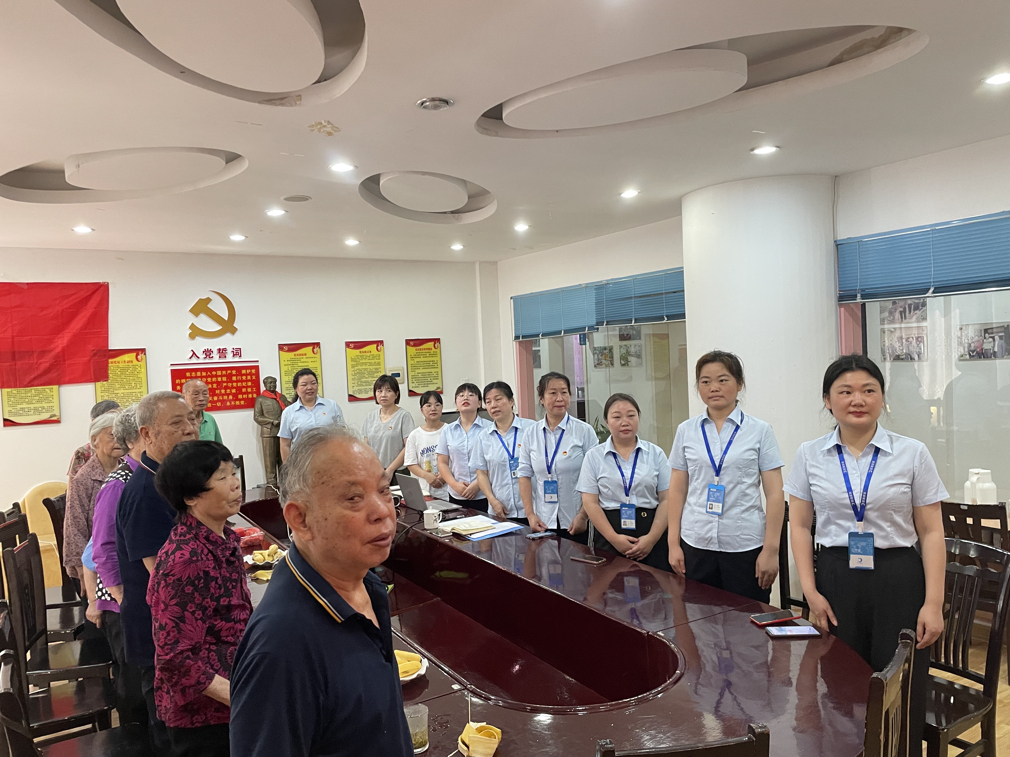 会议在庄严肃穆的国歌声中拉开序幕