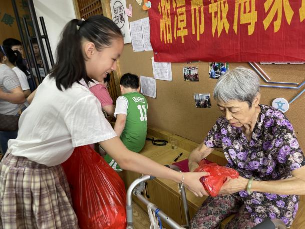 俩宝贝里来了一群小志愿者